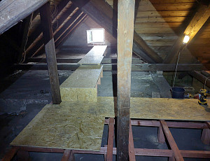 Zateplení stropu patrového rodinného domu pomocí foukané izolace